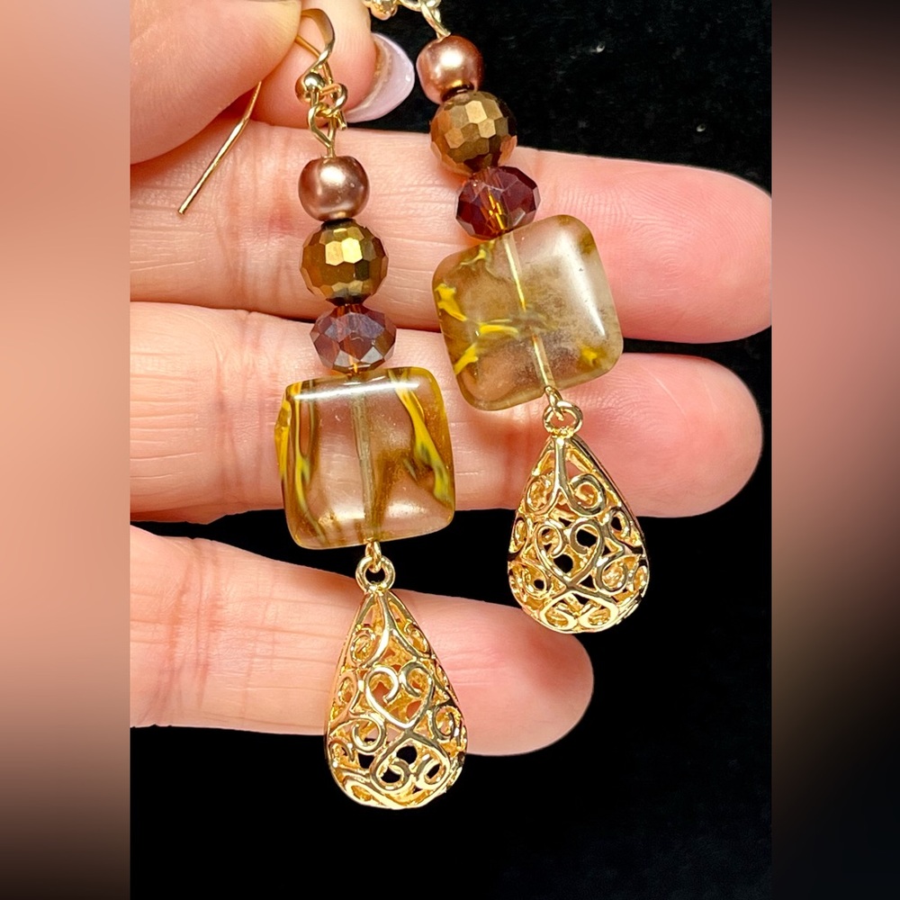🍒Long dangle earrings old world look